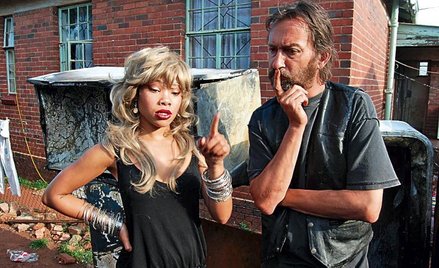 Południowoafrykański „Triomf” (obok) – najlepszy film z RPA z 2008 r. – rozgrywa się na osiedlu dla 