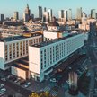 Hotel Victoria (dzisiaj Sofitel Victoria) otwarto w październiku 1976 roku.