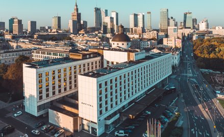 Hotel Victoria (dzisiaj Sofitel Victoria) otwarto w październiku 1976 roku.
