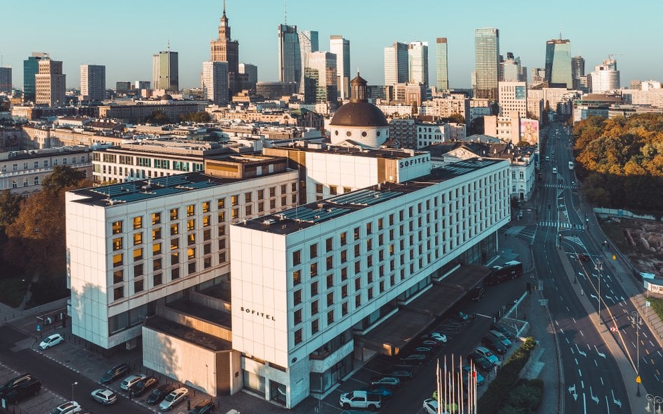 Hotel Victoria (dzisiaj Sofitel Victoria) otwarto w październiku 1976 roku.