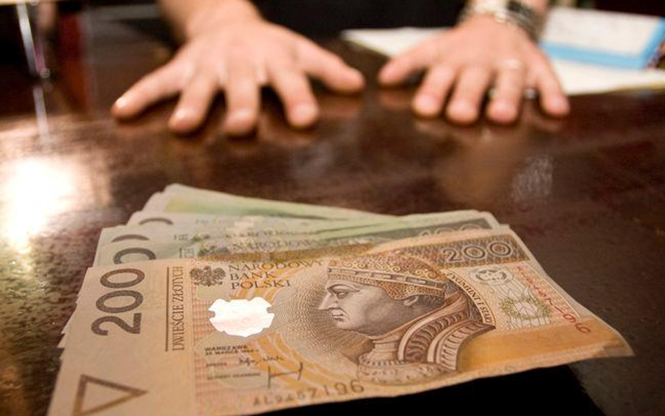 Sąd: zwyczajowo akceptowane jest wręczanie i przyjmowanie drobnych upominków, typu kwiaty, słodycze,