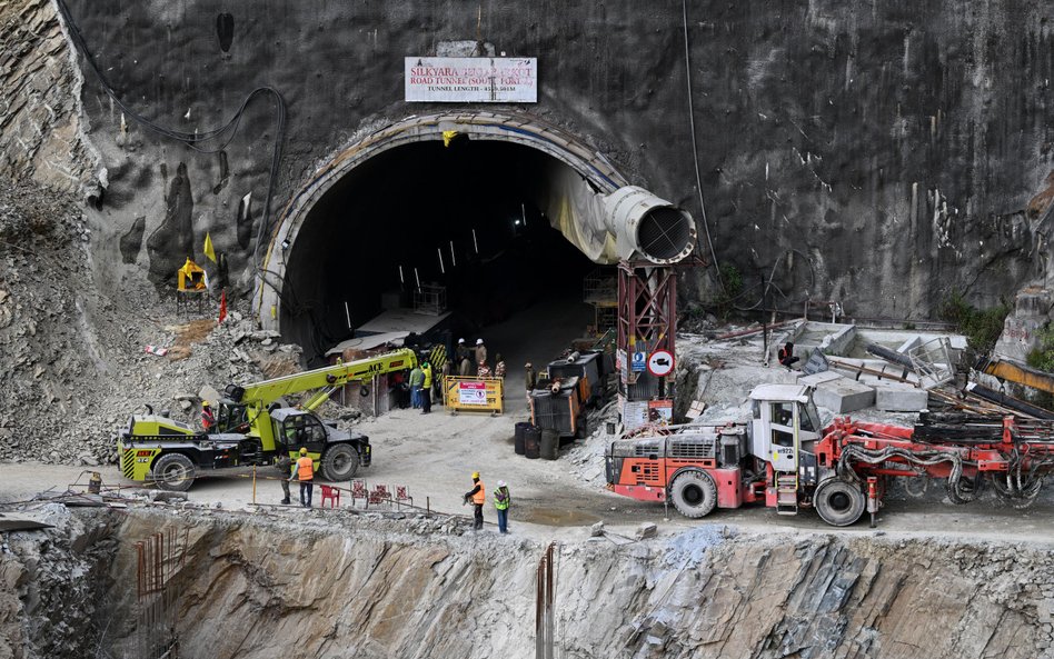 Po 16 dniach ratownicy dotarli do uwięzionych w tunelu robotników