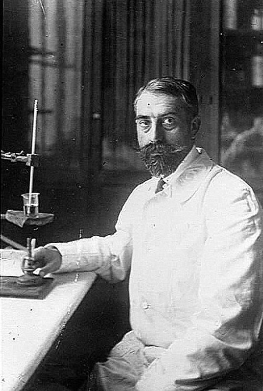 Ernest Fourneau (1872–1949) – francuski farmaceuta, który odkrył amylokainę, syntetyczny środek miej