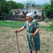Polka z Oziorska na tle swojej „chaty stalinowskiej” z 1936 r.
