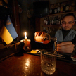 Bary i restauracje działają, podczas alarmów bombowych klienci uciekają do schronów