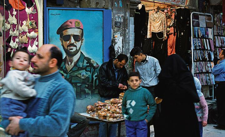 Mural z Basilem Asadem na targu Szaria al Tilal w syryjskim Aleppo: jego orli wzrok paraliżuje złodz