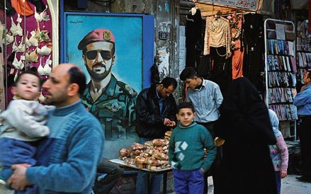 Mural z Basilem Asadem na targu Szaria al Tilal w syryjskim Aleppo: jego orli wzrok paraliżuje złodz