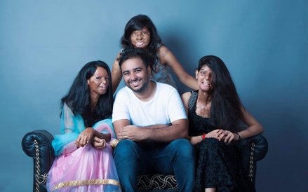 Okaleczone dziewczyny z fotografem Rahulem