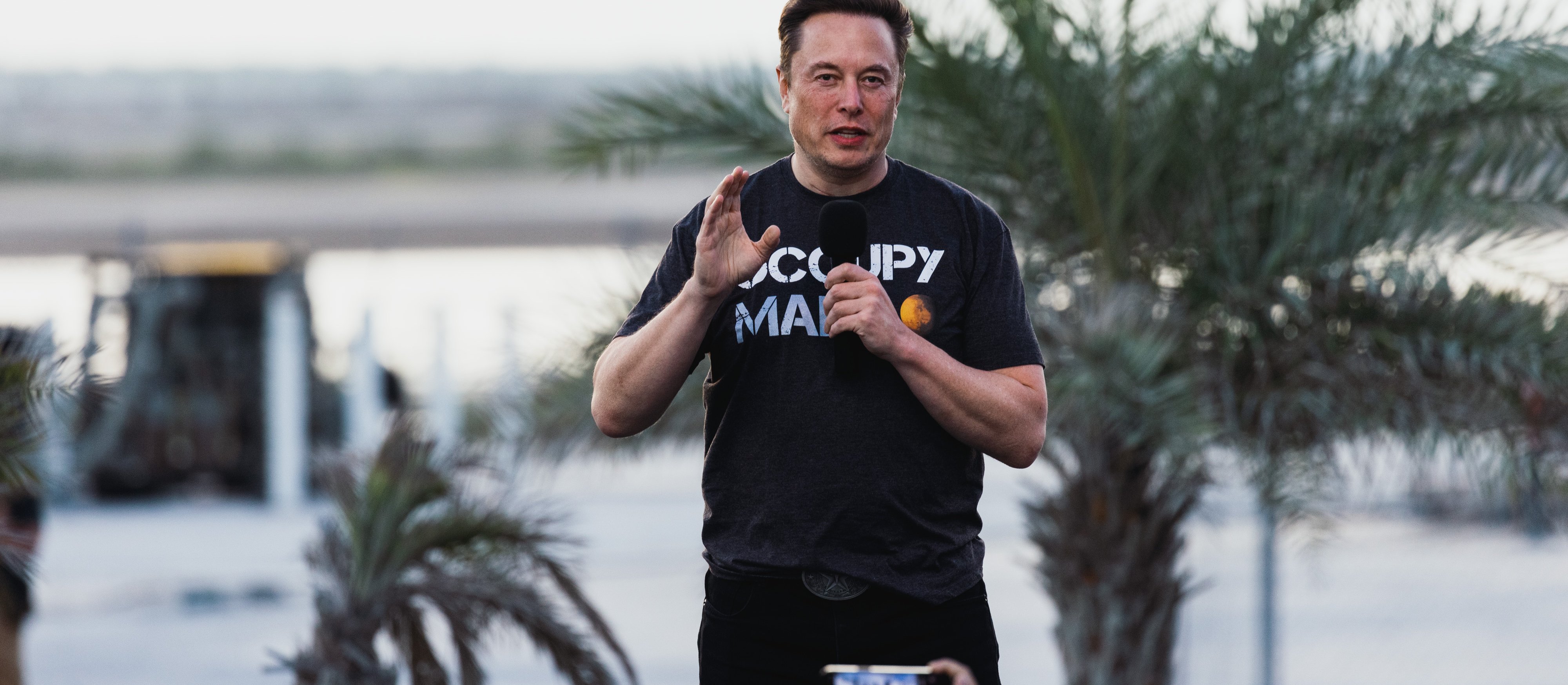 „Armia lewicowych aktywistów”. Elon Musk z Grokipedią rzuca wyzwanie Wikipedii
