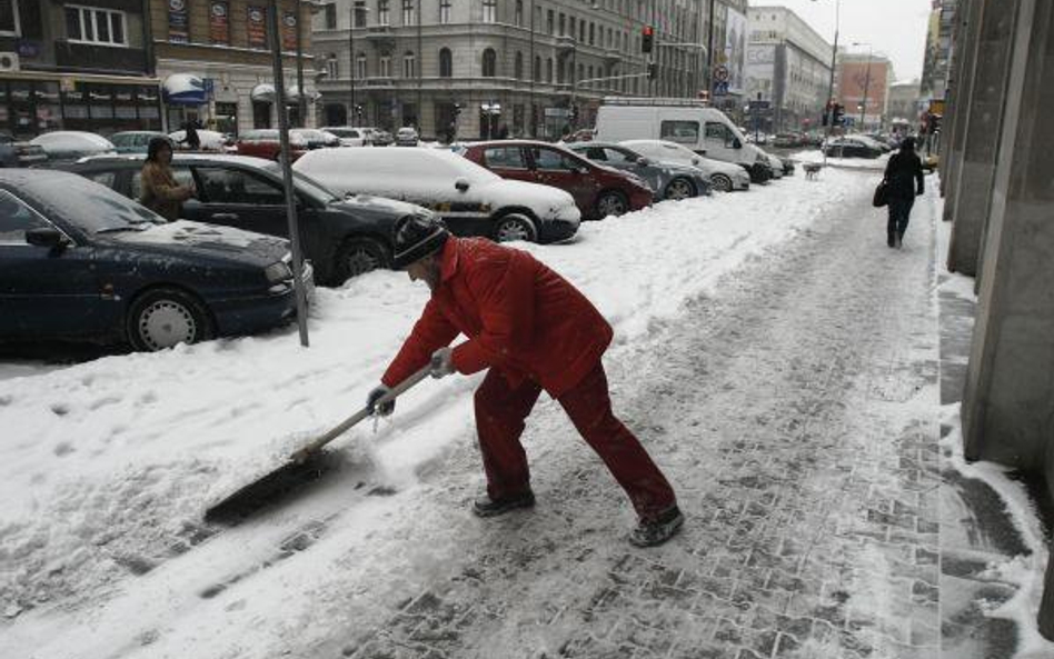 Za nogę złamaną na śliskim odpowiada właściciel domu