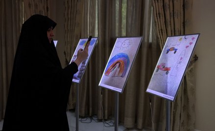 Dziecięce rysunki wydobyte spod gruzów zbombardowanej przez USA szkoły podstawowej w Minab w Iranie.