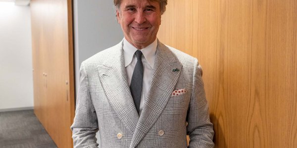 „Cichy luksus” wciąż modny. Słynny projektant wygrywa z kryzysem na rynku