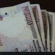 Indie: Przed bankami długie kolejki czekających na wymianę banknotów