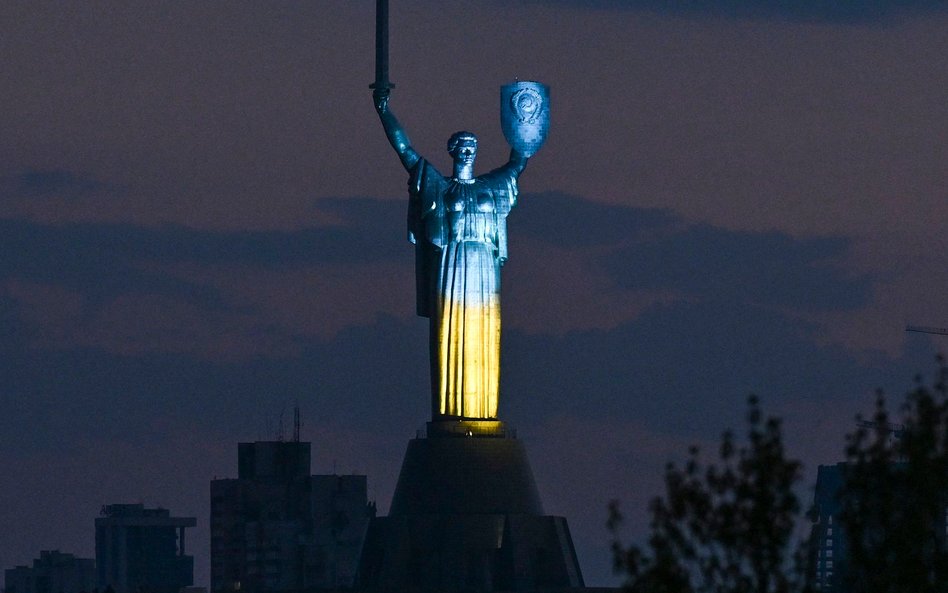 Ukraińskie barwy na pomniku Matki Ojczyzny na terenie Muzeum Historii Ukrainy w Kijowie