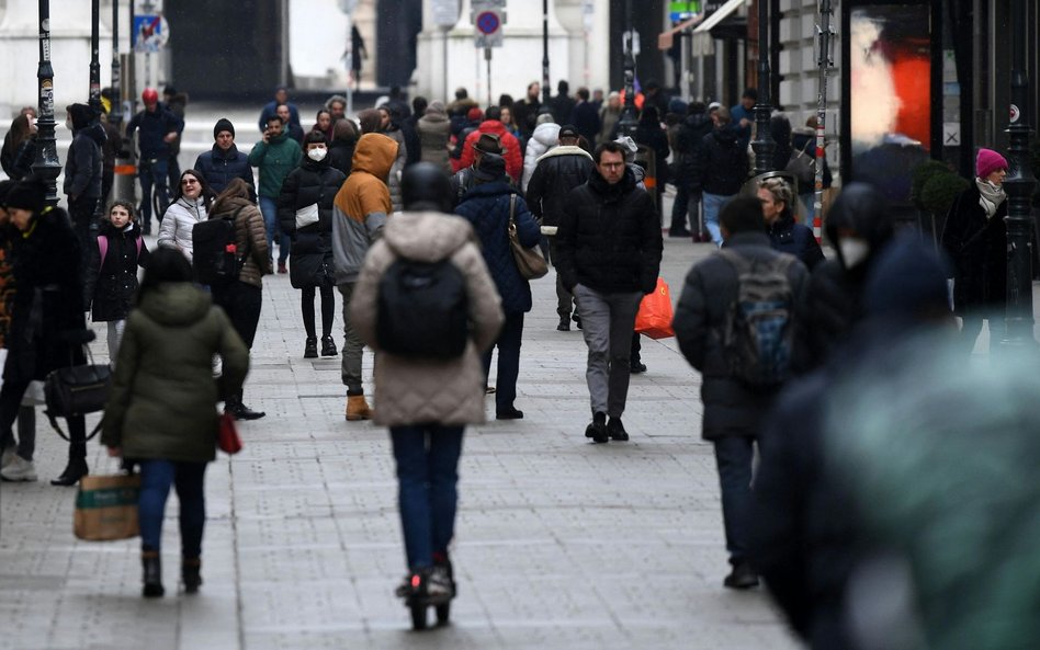 Sondaż CBOS: Polacy mniej boją się zakażenia koronawirusem