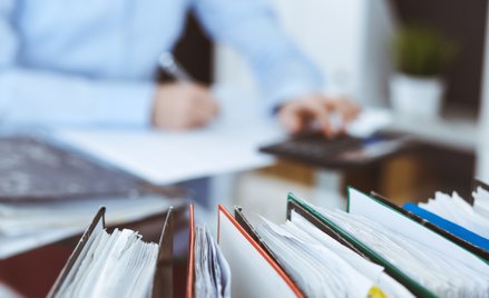 Samorządy mają w 2022 r. dostać dodatkowe 13,6 mld zł z PIT