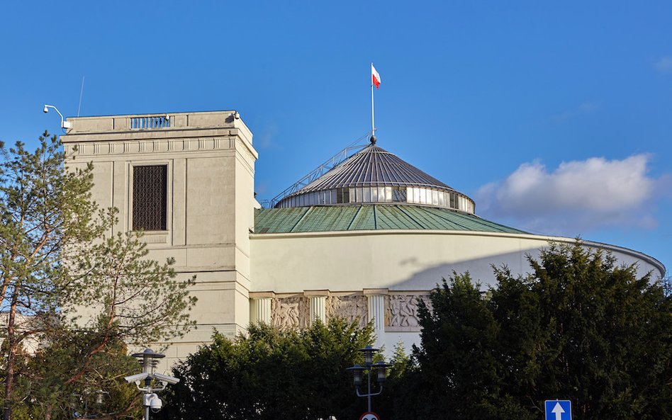 Sejm w środę o opłacie paliwowej