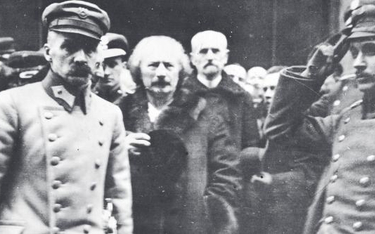 Naczelnik państwa Józef Piłsudski wraz z premierem Ignacym J. Paderewskim i ministrem spraw wewnętrz