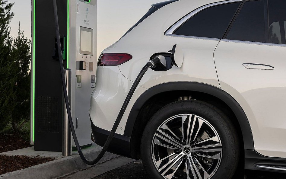 Sprzedaż elektryków w UE rośnie pomimo drogiego prądu. Rumunia już przed Polską
