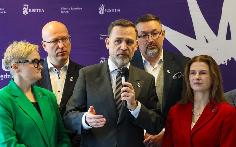 Członkowie władz Stowarzyszenia Sędziów Polskich IUSTITIA po Nadzwyczajnym Zebraniu Delegatów w spra