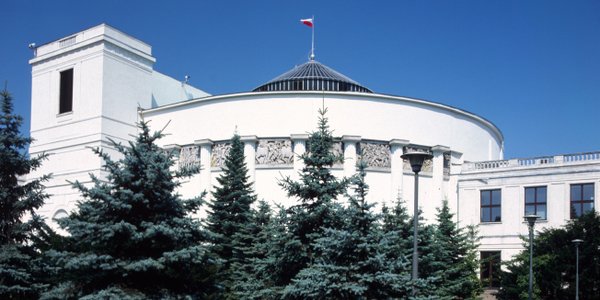 CBOS: 51% Polaków źle ocenia sytuację polityczną — najgorszy wynik tej kadencji