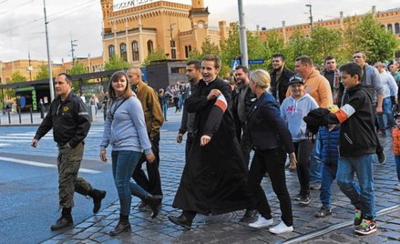 Równym krokiem: ks. Jacek Międlar w drodze na „marsz w obronie chrześcijańskiej Europy” we Wrocławiu