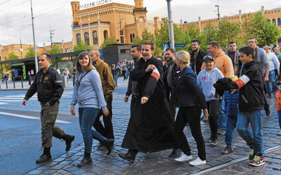 Równym krokiem: ks. Jacek Międlar w drodze na „marsz w obronie chrześcijańskiej Europy” we Wrocławiu