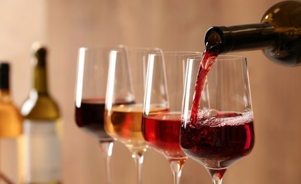 Francuzi w pandemii piją więcej alkoholu