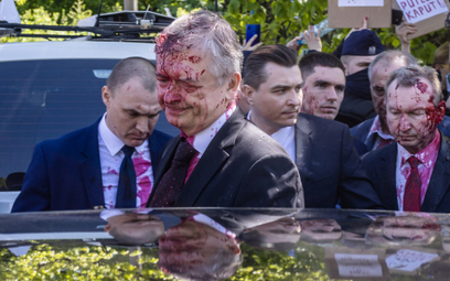 Ambasador Rosji oblany farbą. Policja zrzuca winę na „emocje”