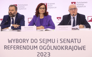 Wybory parlamentarne 2023 - PKW podała oficjalne wyniki. Od prawej: przewodniczący PKW Sylwester Mar