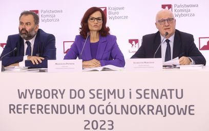 Wybory parlamentarne 2023 - PKW podała oficjalne wyniki. Od prawej: przewodniczący PKW Sylwester Mar