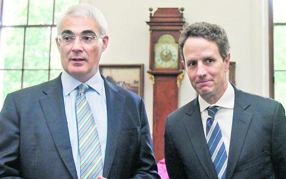 Alastair Darling (z lewej) i Timothy Geithner, odpowiedzialni za finanse W. Brytanii i USA