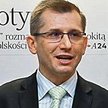 Minister płaci służbową kartą coraz mniej