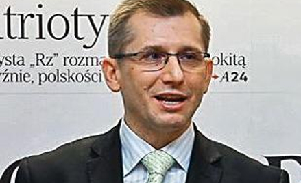Minister płaci służbową kartą coraz mniej