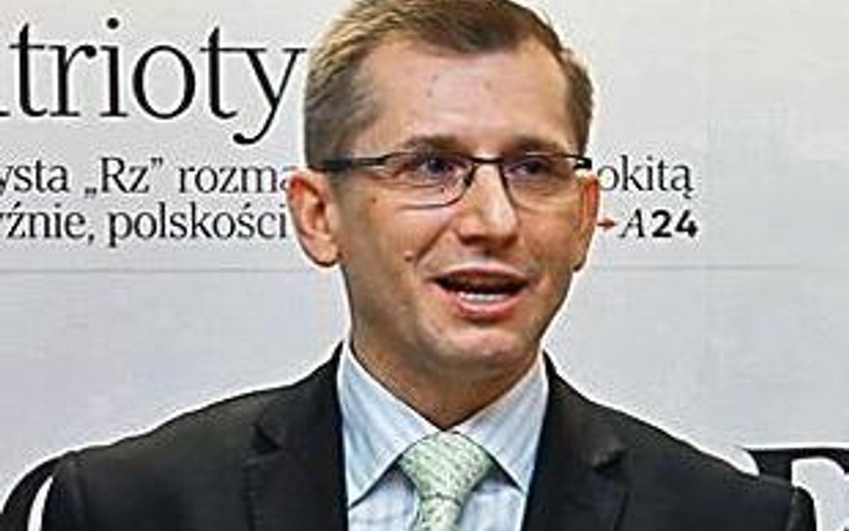 Minister płaci służbową kartą coraz mniej