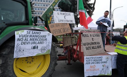 Protesty przeciw umowie z Mercosurem przetaczają się przez wiele krajów Europy. Na zdjęciu: demonstr