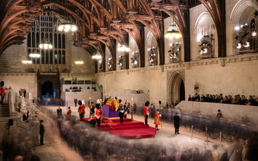 Brytyjczycy żegnają sie z królową w Westminster Hall