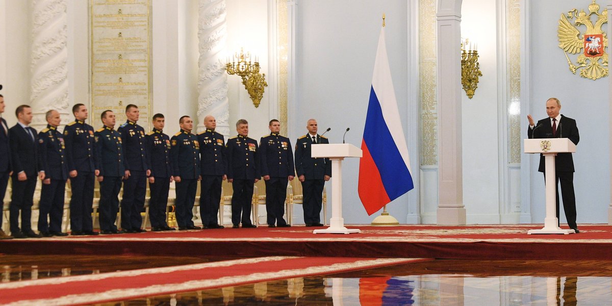 Putin nagradza byłych żołnierzy z Ukrainy zagrabionymi zachodnimi firmami