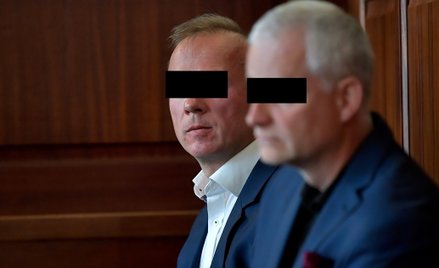Oskarżeni Piotr B. (P) i Jerzy G. (L) na sali Sądu Okręgowego we Wrocławiu