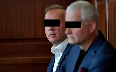 Oskarżeni Piotr B. (P) i Jerzy G. (L) na sali Sądu Okręgowego we Wrocławiu