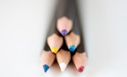 "Kredkowe" dla pracowników wysyłających dzieci do szkoły jest opodatkowane. Zwolnienie z PIT przysłu