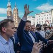Sondaż: Obaj kandydaci tracą. Niewielka przewaga Trzaskowskiego