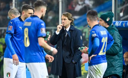 Trener Włochów Roberto Mancini walkę o mundial przegrał, ale na stanowisku zostaje