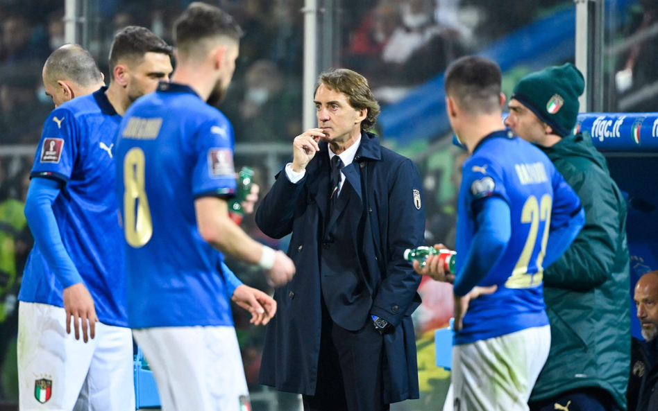 Trener Włochów Roberto Mancini walkę o mundial przegrał, ale na stanowisku zostaje