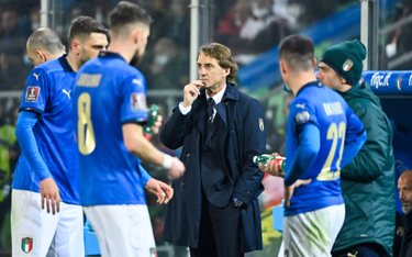 Trener Włochów Roberto Mancini walkę o mundial przegrał, ale na stanowisku zostaje