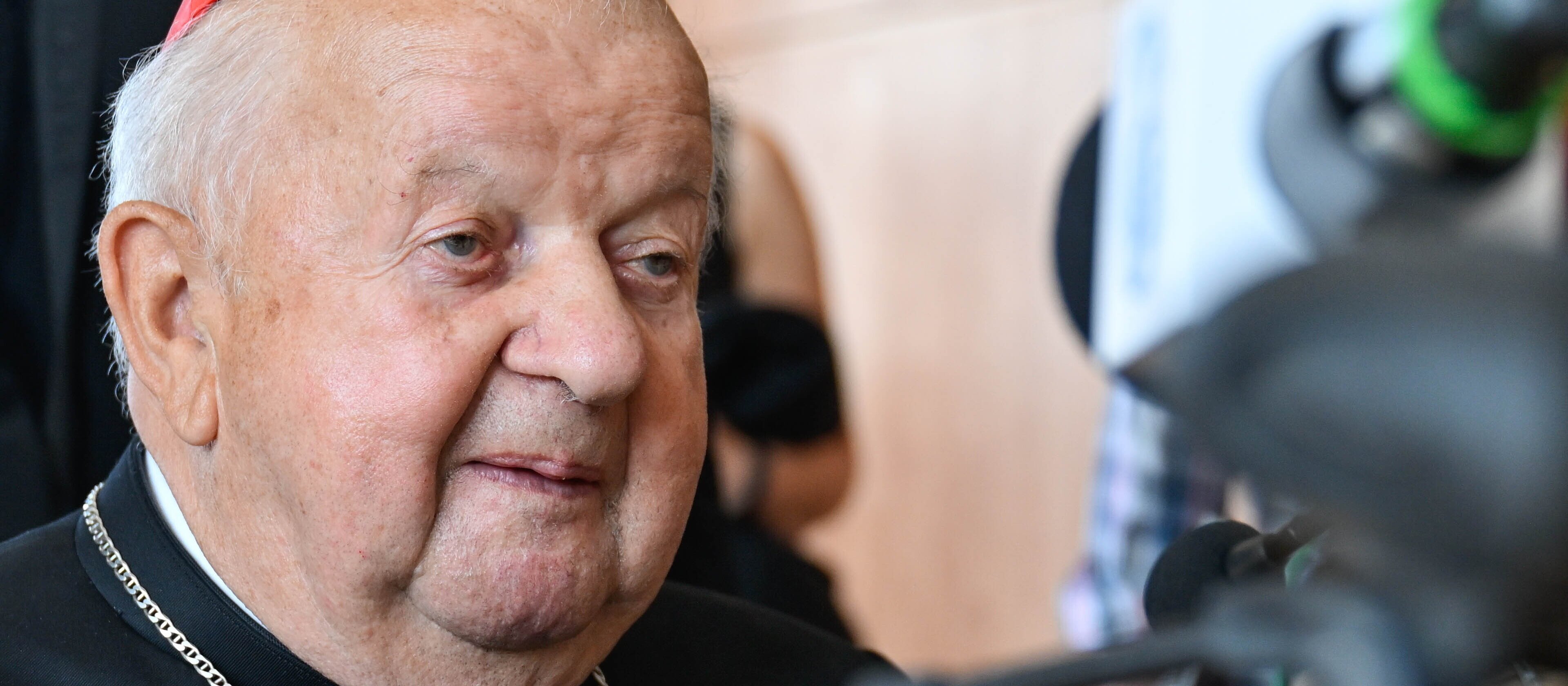 Kardynał Dziwisz przed sądem. Zeznawał w procesie wytoczonym przez ofiarę księdza pedofila
