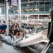 Pasażerowie sami radzą, żeby przyjechać dużo wcześniej na lotnisko