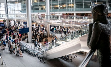 Pasażerowie sami radzą, żeby przyjechać dużo wcześniej na lotnisko