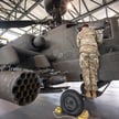 Śmigłowiec uderzeniowy AH-64E Apache zaprezentowany na uroczystości podpisania umowy na zakup śmigło