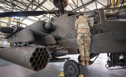 Śmigłowiec uderzeniowy AH-64E Apache zaprezentowany na uroczystości podpisania umowy na zakup śmigło